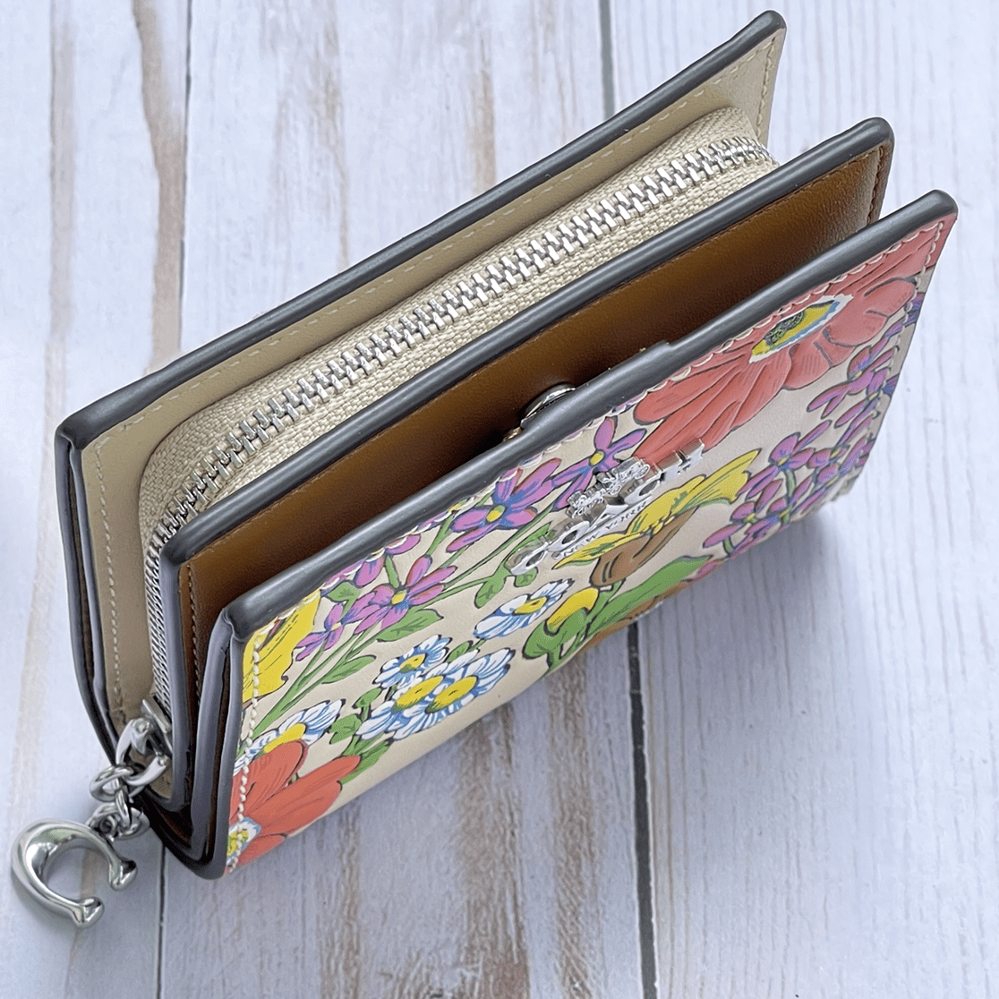 Hieta ● Bella card wallet / Ivory Coach Women's Snap Smooth Leather Floral Print Wallet