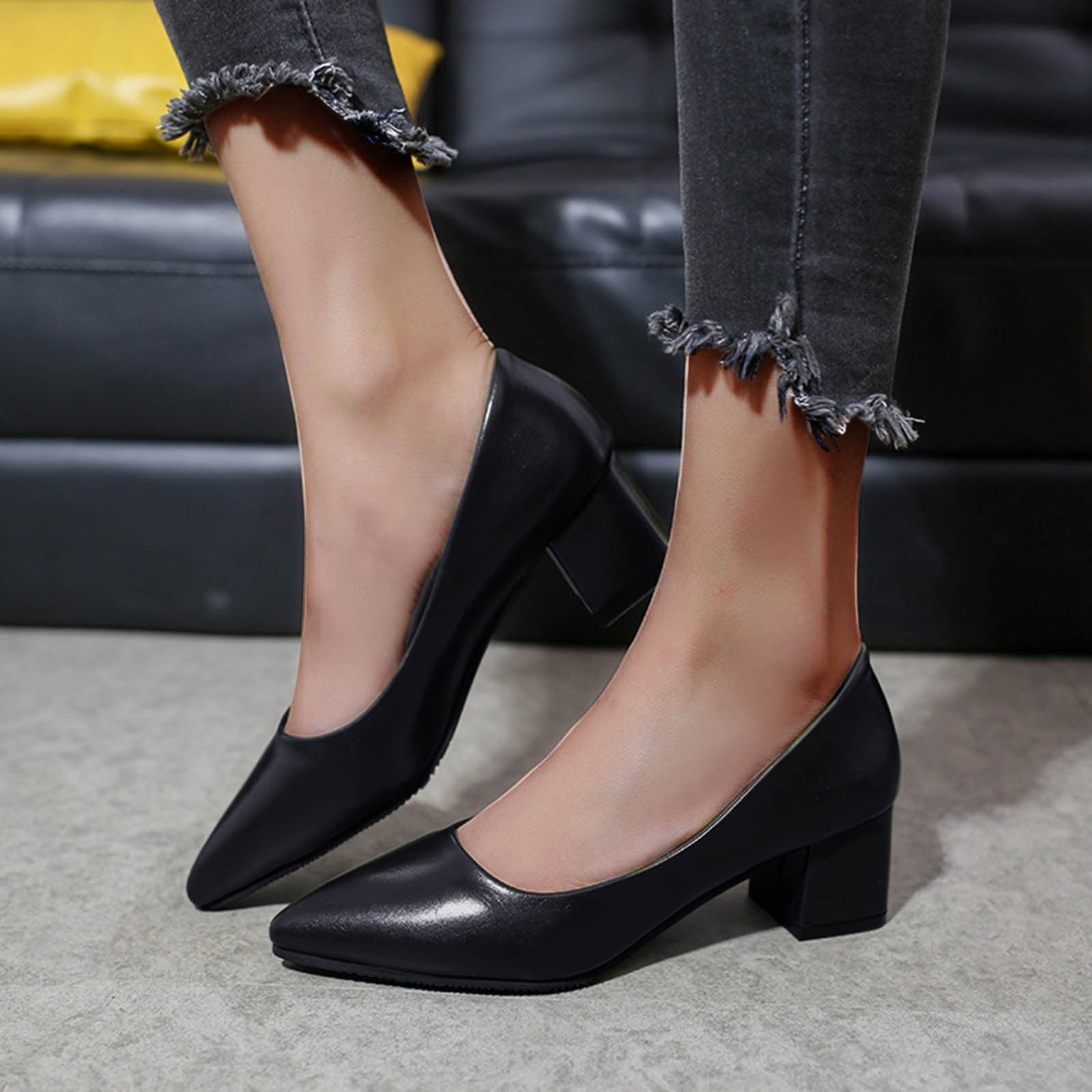 Ladies-Black Pointy Trim Block Heel Shoe