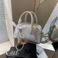 thumbnail image 5 of Bolso de hombro de PU con cremallera y hilo de coser de gran venta 2024 para mujer, bolso cruzado con decoración colgante de perlas de alta calidad para mujer, 5 of 5