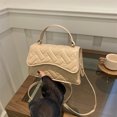 thumbnail image 4 of Bolso de diseño de nicho de alto valor con estilo de diamante para mujer, nuevo estilo 2025, moderno y versátil, bolso cuadrado pequeño con patrón tejido., 4 of 5