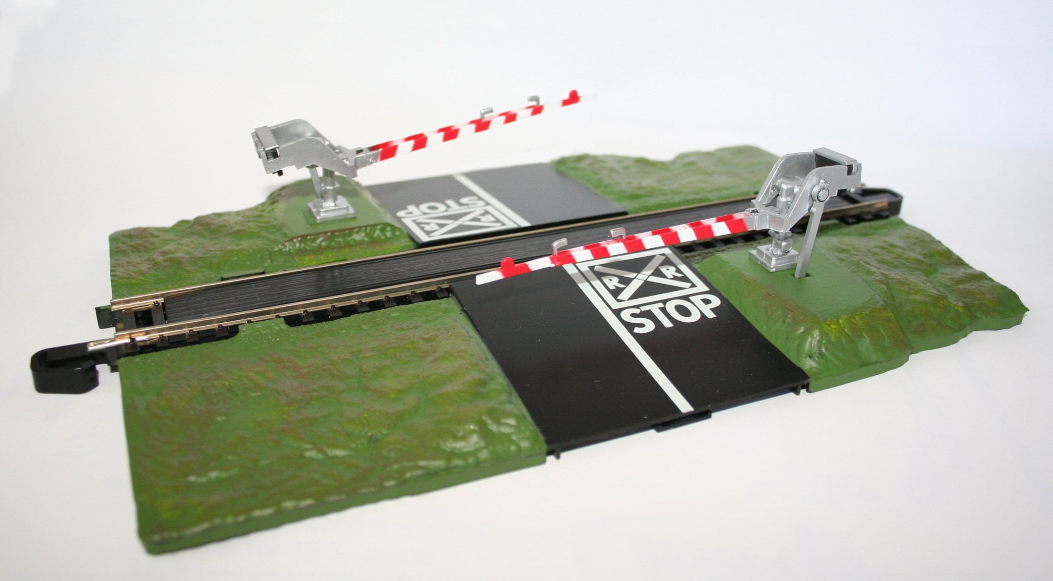 Buy Bachmann Trains Snap Fit E Z Track Crossing Gate HO Scale