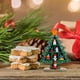 thumbnail image 5 of Mini adorno navideño de madera para árbol | Decoración navideña de escritorio en rojo y verde con muñeco de nieve giratorio de Papá Noel | Diseño con múltiples compartimentos | Incluye caja de, 5 of 6