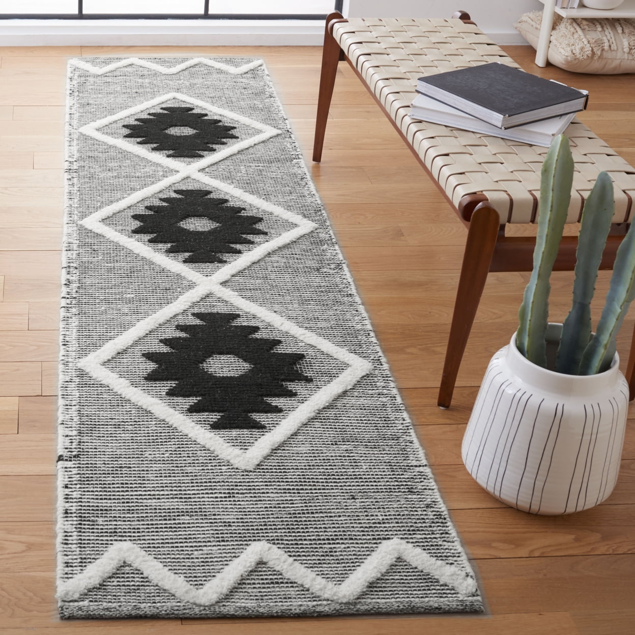 SAFAVIEH Vermont Yolonda Geometric Area Rug, Black/Ivory, 6' x 6' Round