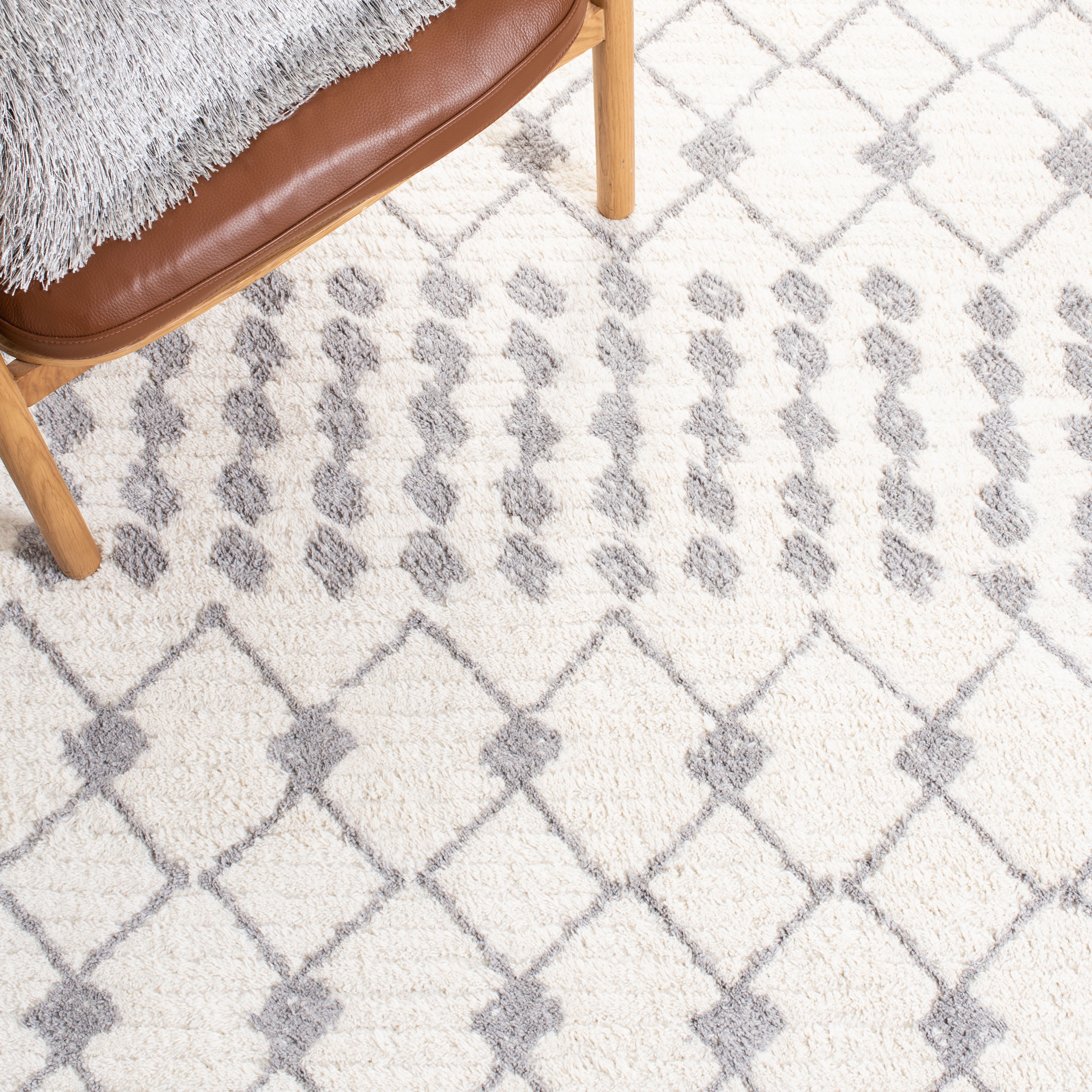 SAFAVIEH Casablanca Victoria Moroccan Wool Runner Rug, Ivory/Silver, 2'3" x 8'