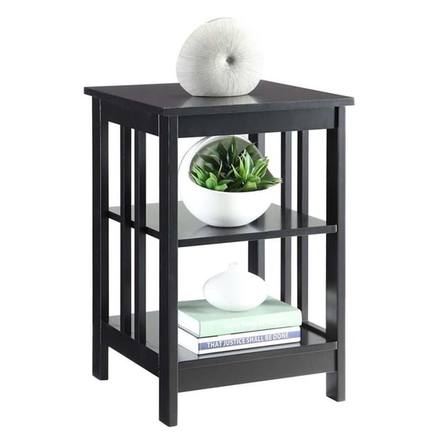 Convenience Concepts Mission Table d'Appoint Carrée en Fini Bois Noir. Cette Table d'Appoint Compacte Présente une surface en Bois Noir Lisse, un Dessus Carré et Deux Tablettes Supplémentaires pour Rangement Ou Présentation. Fabriquée en MDF et Panneau de Particules, Elle Est Conçue pour la Durabilité et Complète Divers styles de Salon. Dimensions : 23,75 Pouces de Hauteur, 15,75 Pouces de Largeur et 15,75 Pouces de Profondeur.