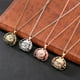 thumbnail image 2 of Collar con medallón Qarigey dorado/cobre con imagen en el interior, 2 of 6