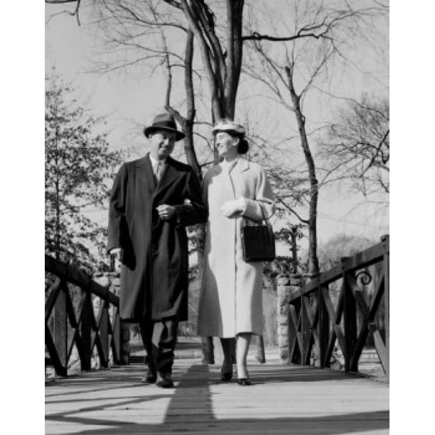 Couple Walking Arm In Arm In Park Poster Print 18 X 24 Walmart Com Walmart Com
