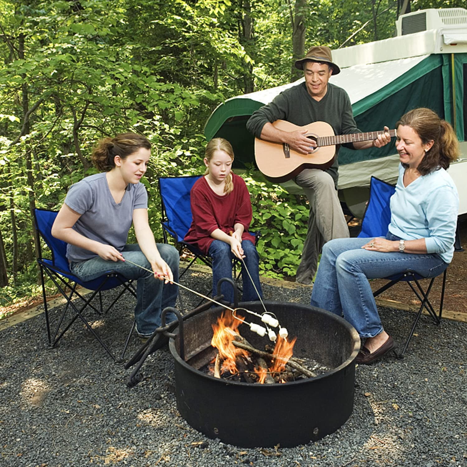 детский активный туризм. кемпинг люди. Camping activities. Camping activities. поход с семьей в лес.