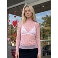 thumbnail image 4 of Camiseta de manga larga transparente para mujer, cuello alto, estampado de corazón, corte ajustado, estilo casual y urbano., 4 of 7