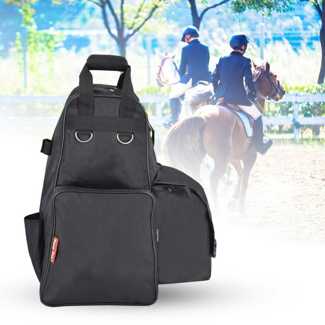 mochila portátil para equipo de equitación, casco para montar, pantalones, bolsa de almacenamiento para látigo negra — vista frontal centrada de mochila ecuestre de tela Oxford con asa superior, bolsillos exteriores grandes, anillas en D y compartimento lateral aparente para equipo; fondo difuminado con jinetes montando.