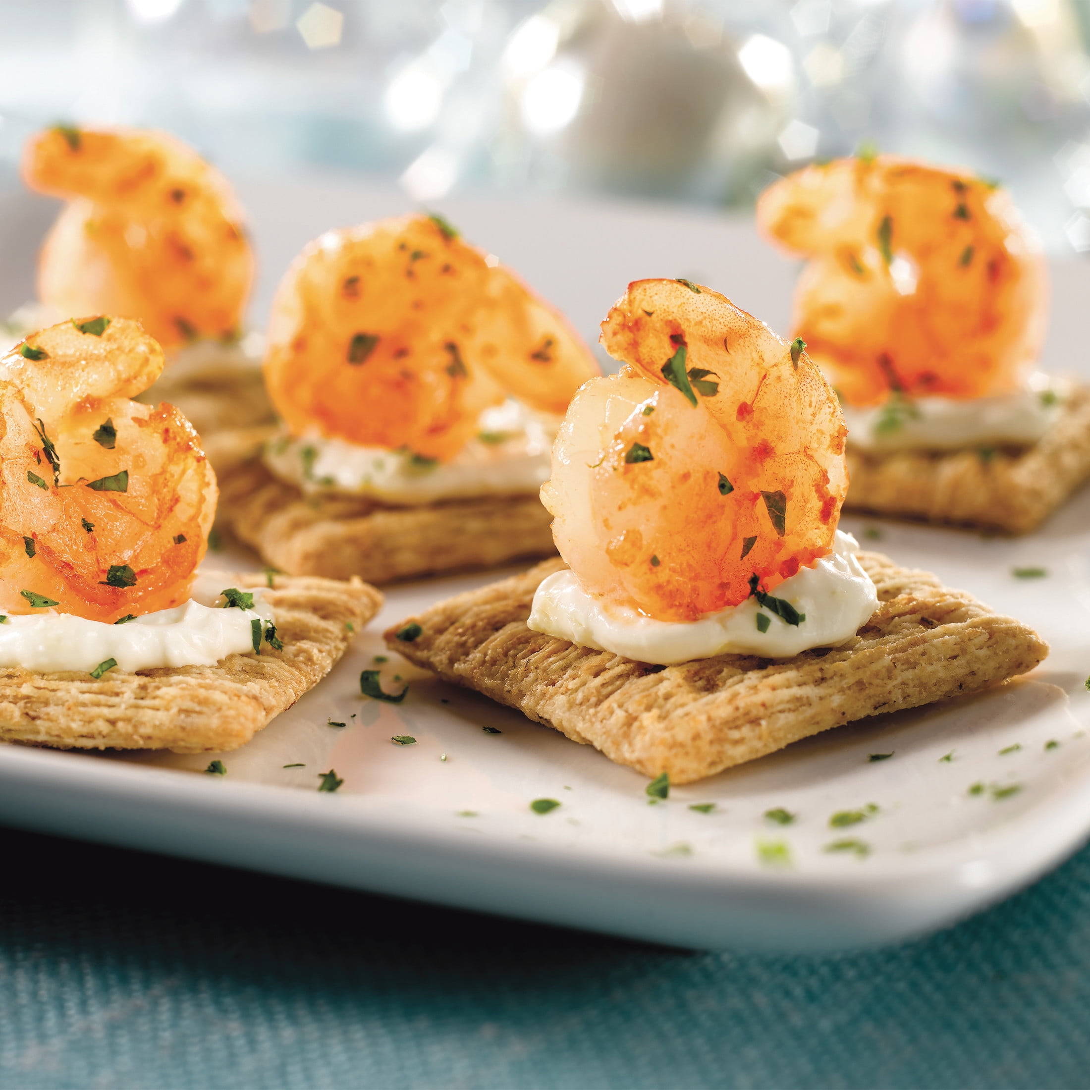 (3 pack) Triscuit Roasted Garlic Whole Grain Wheat Crackers, Snack Crackers, Family Size, 12.5 oz