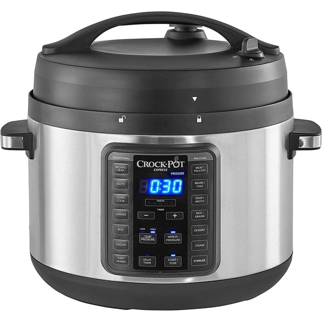 crock-pot 2097588 10-qt. express, acero inoxidable — Vista frontal centrada de olla de 10 cuartos con cuerpo de acero inoxidable y tapa negra; panel digital con pantalla LED azul y botones para 15 programas one-touch (presión, lento, saltear, vapor, esterilizar), asas laterales y perilla de liberación de vapor; adecuada para preparar y porcionar comidas para congelar.