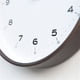 thumbnail image 4 of Reloj de pared moderno de madera maciza, silencioso, funciona con pilas, manecillas en forma de lágrima., 4 of 5