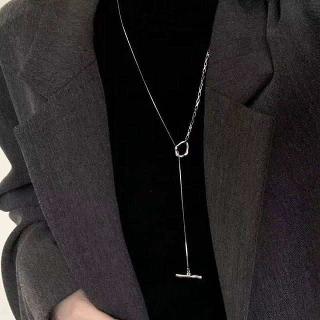 Collar de suéter con hebilla de acero de titanio y costura para mujer, diseño de accesorios de alta gama de nicho de lujo ligero de otoño e invierno, cadena de suéter larga