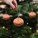 thumbnail image 5 of Adornos navideños Galletas Hombrecito de jengibre Colgante navideño Muñeco lindo Decoración para árbol de Navidad Colgante pequeño, 5 of 6