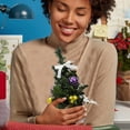 thumbnail image 4 of Mini adorno de árbol de Navidad | Árbol artificial pequeño de 20 cm para decoración de mesa | Escena navideña para sala de estar, escritorio o dormitorio | Decoración festiva para el hogar, 4 of 6