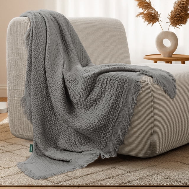 Manta Tejida Dreamlab, Frazada Decorativa para Pie de Cama o Sofá, Throw Blanket de Punto Grueso, Manta Elegante, Ligera y Acogedora, Color Gris Piedra