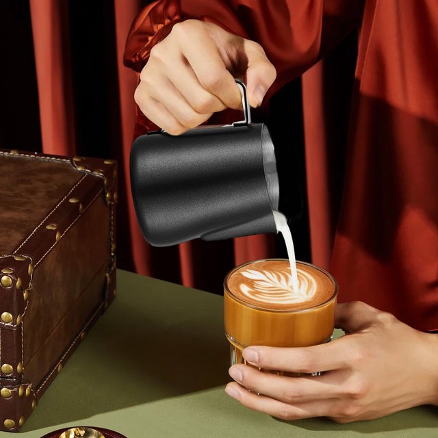 Jarra para espumar leche YOLOKE, jarra de acero inoxidable de 700 ml para leche y espresso, herramientas para espresso, arte latte, espumador de leche, jarra para leche y taza para café.