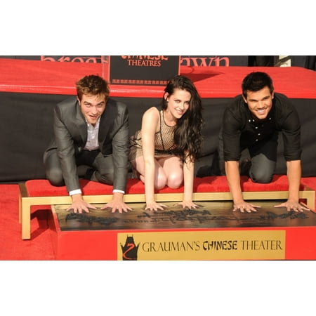 Robert Pattinson Kristen Stewart Taylor Lautner At A Public Appearance For Handprint Ceremony At GraumanS Chinese Theater For The Twilight Saga Stars GraumanS Chinese Theatre Los Angeles Ca November