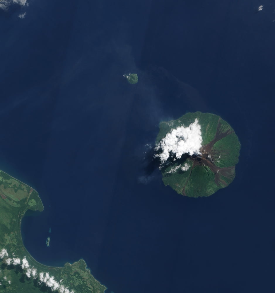 Papua New Guinea?Ø¬æ¬¥?Ø¬æ¬†?Ø¬æ¬¥s Manam Volcano releases a thin faint plume over the Bismarch Sea Canvas Art - Stocktrek