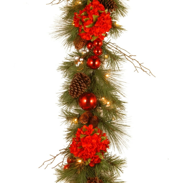 9' x 12" Guirlande de Collection Décorative Hortensia avec des Cônes, des Baies Rouges et 50 LEDs Blancs Doux à Piles avec Minuterie