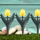 thumbnail image 4 of KAKOWELY 8 piezas de simulación de tulipanes para decoración de vallas, tulipanes de plástico, estacas para jardín, 4 of 4