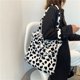 thumbnail image 5 of Bolsa Bolso de hombro con estampado de animales para mujer a la moda. bolsos de felpa de invierno (B) Ehuebsd Nuevos Originales, 5 of 9