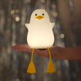 thumbnail image 2 of Una Lámpara de Noche de Pato de Dibujos Animados con Soporte para Teléfono, Luz LED de Pato Squishy y Luz Ambiental de Silicona Diseñada para la Lactancia Materna, 2 of 10