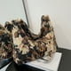thumbnail image 5 of Bolso tote de lona para mujer | Bolso bandolera de gran capacidad | Estilo cubo con ribete de borlas | Colores negro, verde y azul, 5 of 6
