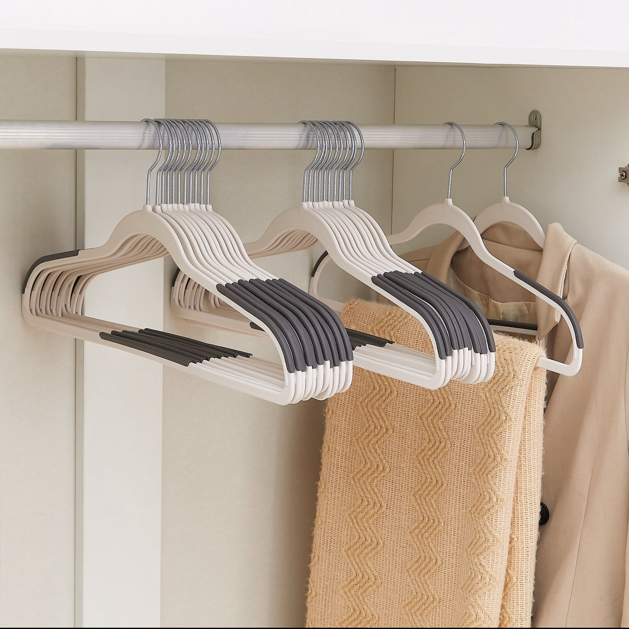 VECELO 50 Pack Heavy Duty Plastic Hangers, 360º Swivel Hook Coat Hangers, Non-Slip, Space-Saving, Light Gray