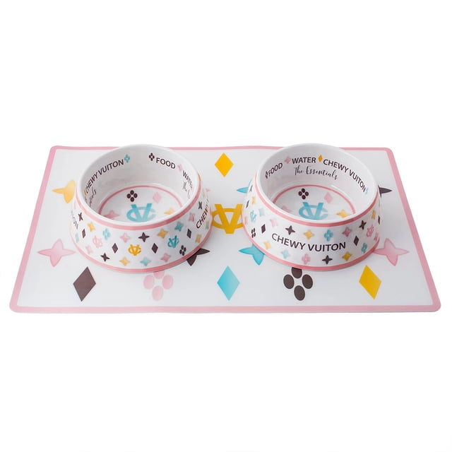 cuenco para perros, cuenco para mascotas, agua potable, patrón de colores, cuenco para gatos, cuenco para perros Juego de dos cuencos de melamina para mascotas, sin BPA, con estampado de patrón de colores y texto de marca visible, sobre un tapete rectangular blanco con borde rosa y motivos geométricos; diseño antideslizante y fondo ancho resistente al vuelco, aptos para lavavajillas de bandeja superior; suelen usarse también para separar agua y alimento en viajes cortos.