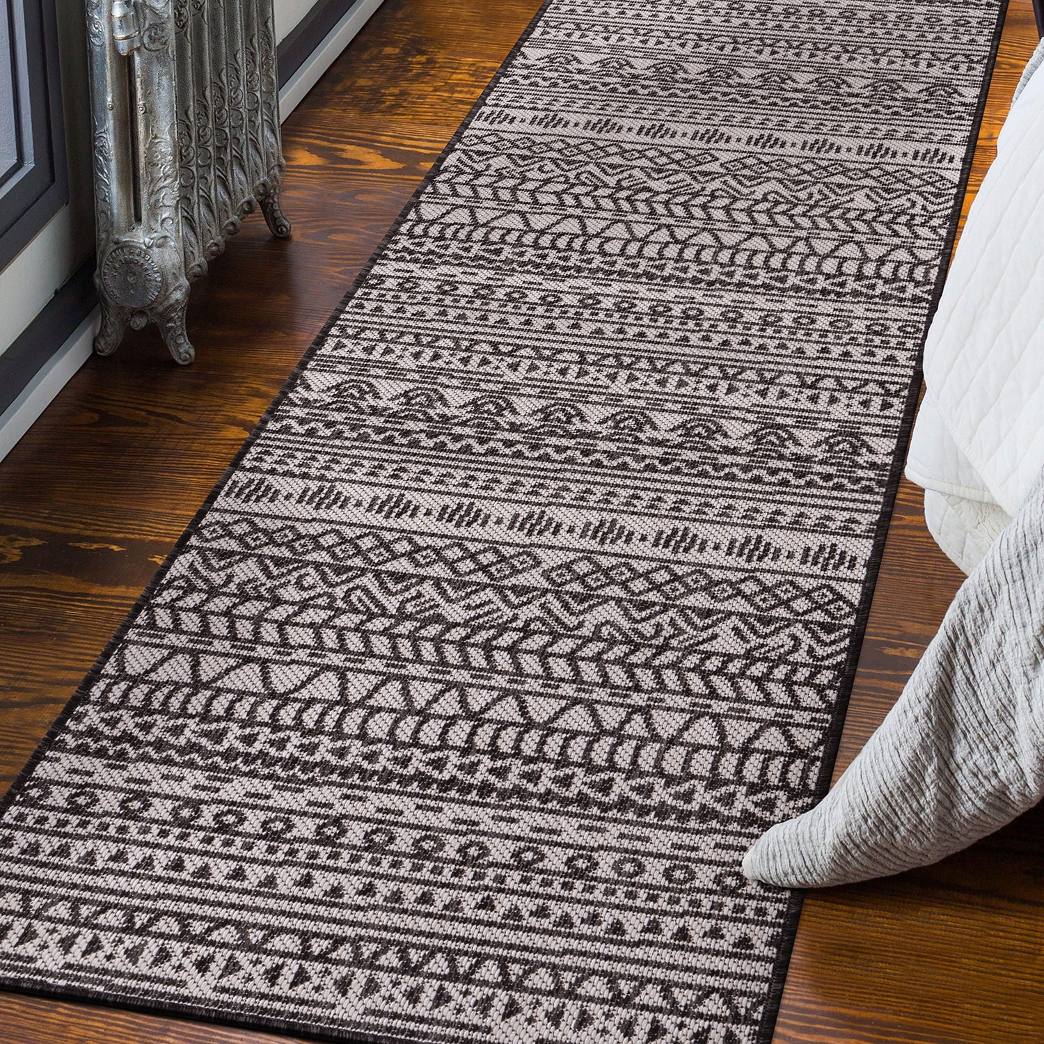 World Rug Gallery Contemporary Geometric Bohemian Textured Flat Weave Indoor/Outdoor Area Rug - BLACK 2'x7'