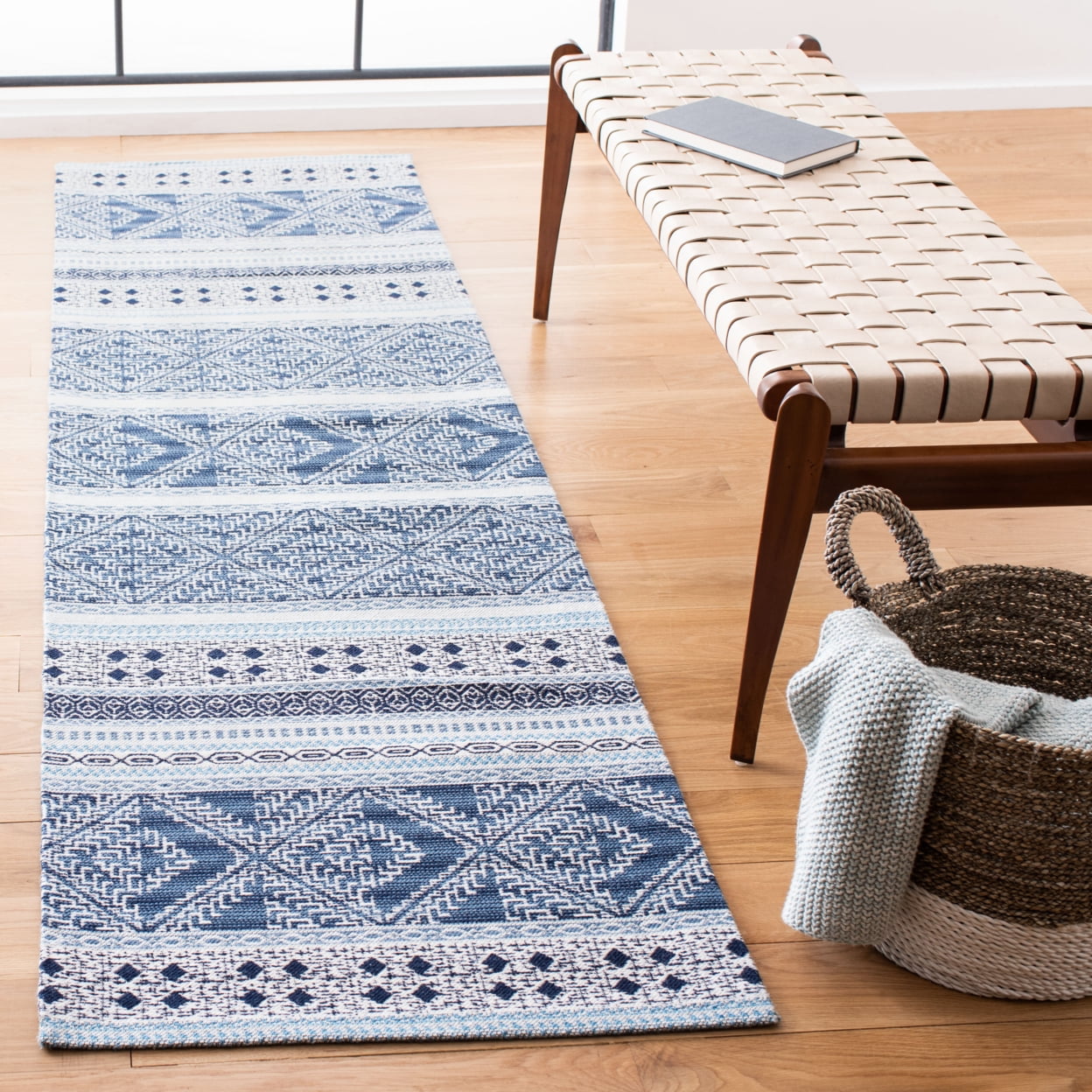 SAFAVIEH Classic Vintage Eric Geometric Polyester Area Rug, Blue, 6' x 9'