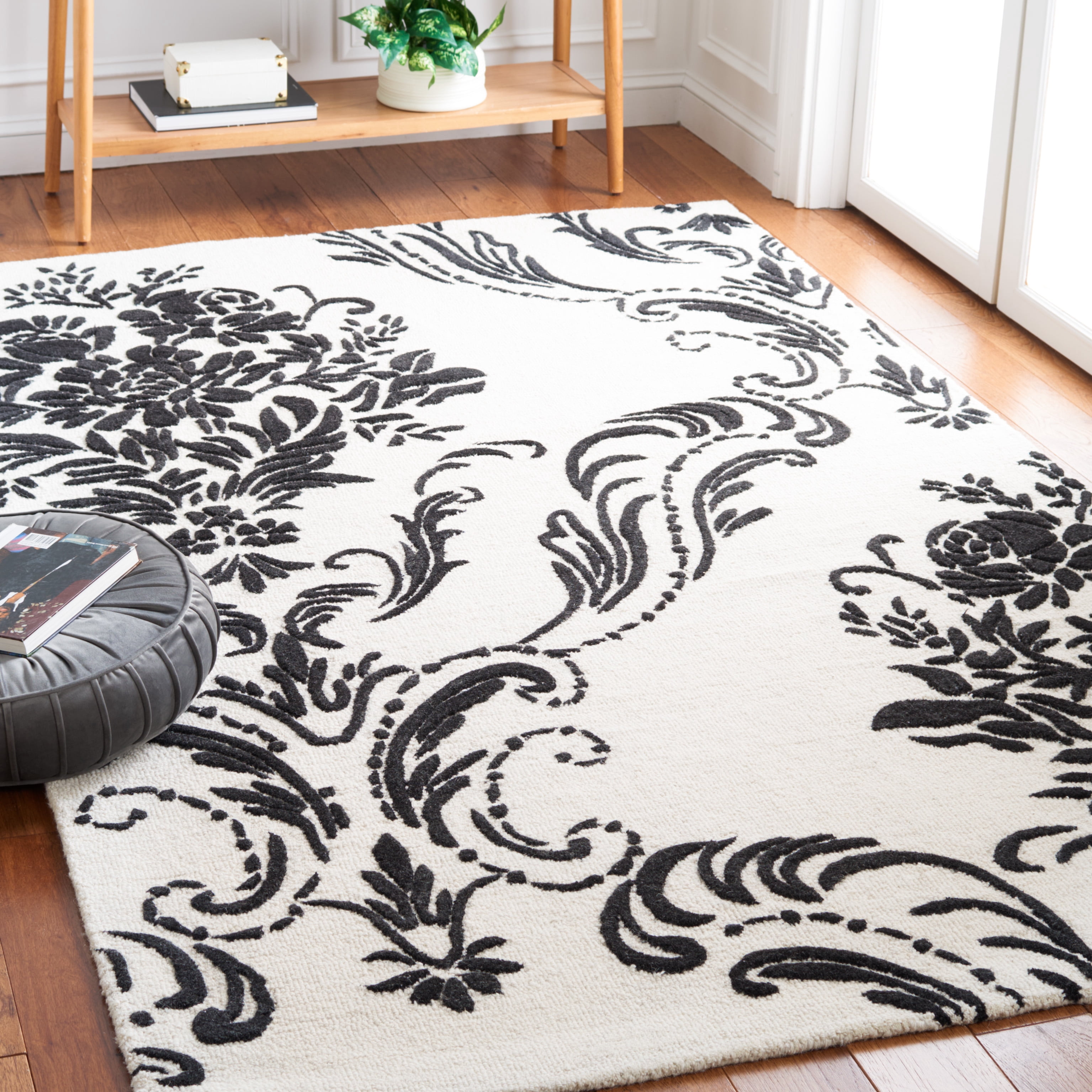 SAFAVIEH Jardin Salome Leaves Area Rug, Ivory/Black, 4' x 6'