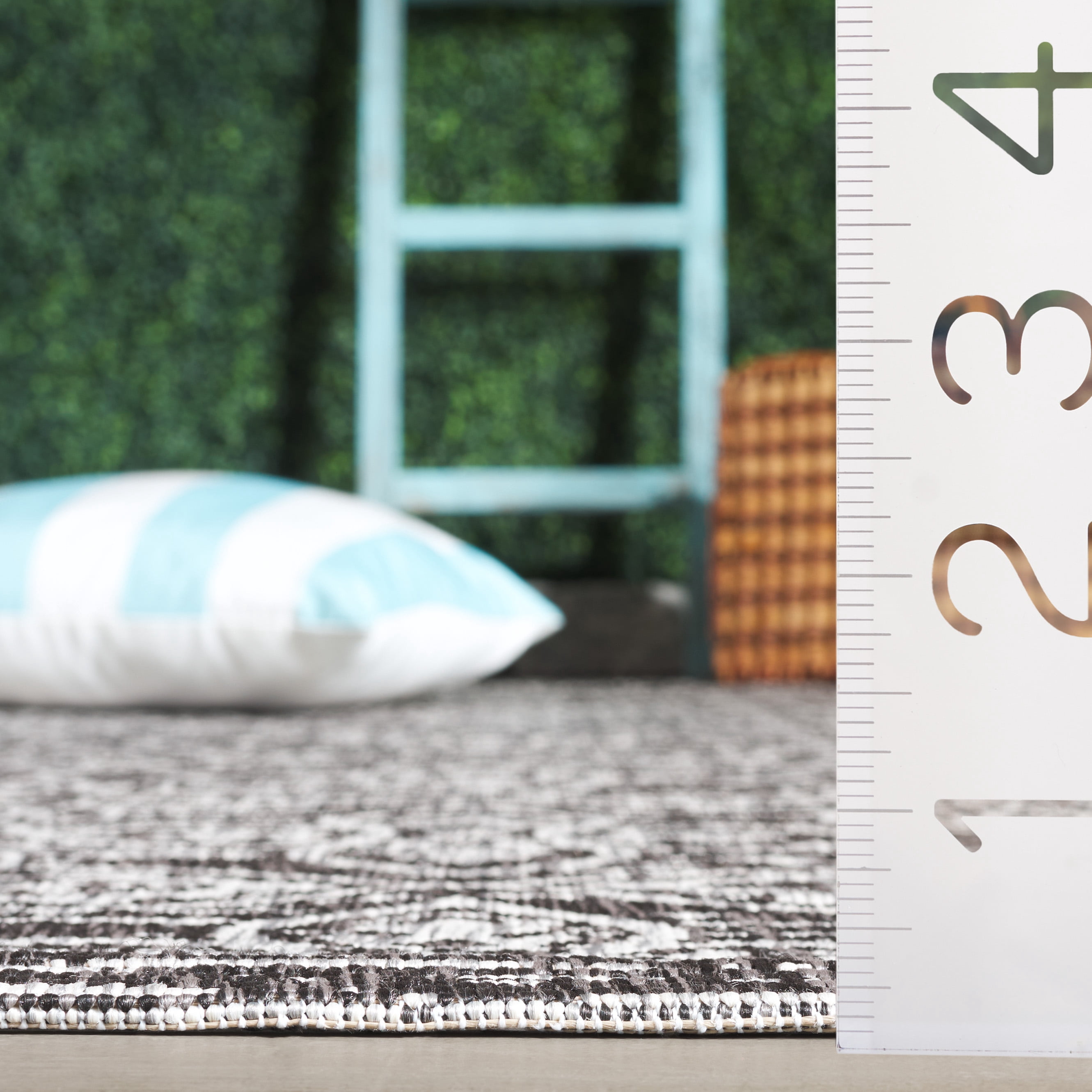 SAFAVIEH Courtyard Amber Damask Indoor/Outdoor Area Rug, Black/Light Grey, 5'3" x 7'7"