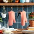 thumbnail image 2 of KitchenAid Ensemble de Gants de Four en Silicone Doux Côtelés, 7"x13 Pouces, Milkshake 2 Unités, 2 of 4