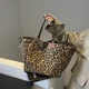 thumbnail image 2 of Bolso de mano retro de gran capacidad con estampado de leopardo para la axila, bolso de mano para el trabajo, bolso de hombro versátil, otoño e invierno, 2024, 2 of 5