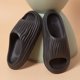 thumbnail image 1 of Zapatillas de playa antideslizantes para hombre, zapatos planos plisados de Eva, a la moda, para exteriores, interiores y el hogar, suaves y frescos, 2023, 1 of 4