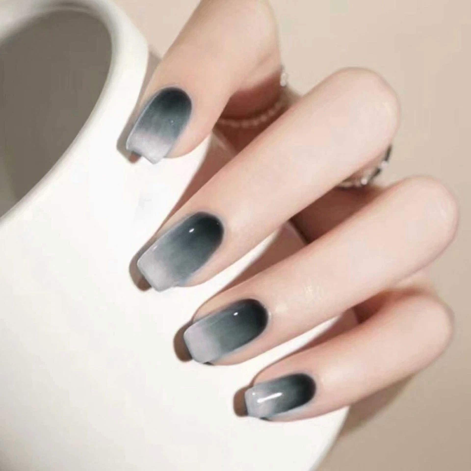 Portable Fake Nails With Glitter Pattern French Style Press On Nails Manicure