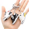thumbnail image 5 of LLavero de mini zapatilla de deporte 3D delicado, simulación divertida, llavero de zapato de baloncesto, accesorio de monopatín de dedo DIY, regalo para coleccionista, 5 of 5