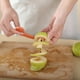 thumbnail image 5 of Cortador rotatorio manual de verduras | Cortador y rebanador multifunción de pepino, patata, pera y zanahoria | Herramienta de cocina de acero inoxidable y plástico para rebanar uniformemente y, 5 of 6