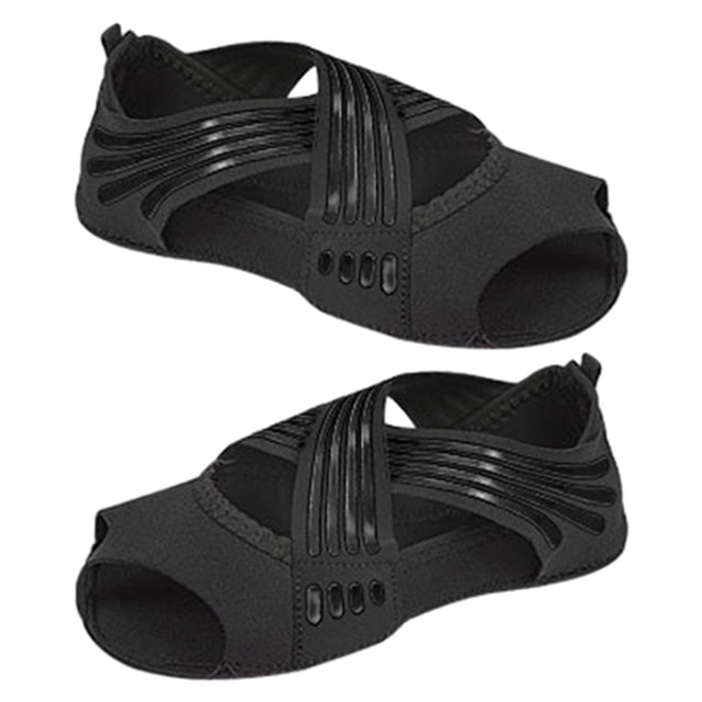 calcetines de yoga con suela y dedos divididos, calcetines de piso para gimnasio, fitness, ballet negro yinane calcetines de pilates par negro sin dedos con suela antideslizante y tiras cruzadas elásticas; vista 3/4 frontal muestra empeine descubierto, orificios para dedos y puntos de agarre de silicona en la planta, tejido de punto transpirable adecuado para yoga, pilates y entrenamiento; también aptos como calcetines de práctica para danza en estudio.