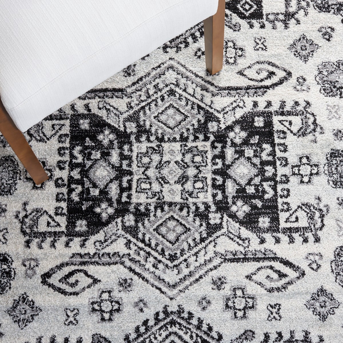SAFAVIEH Tulum Justina Traditional Area Rug, 8' x 10', Ivory/Black
