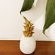 thumbnail image 3 of Adorno creativo de resina con forma de regalo para decoración de mesa Blanco, 3 of 8
