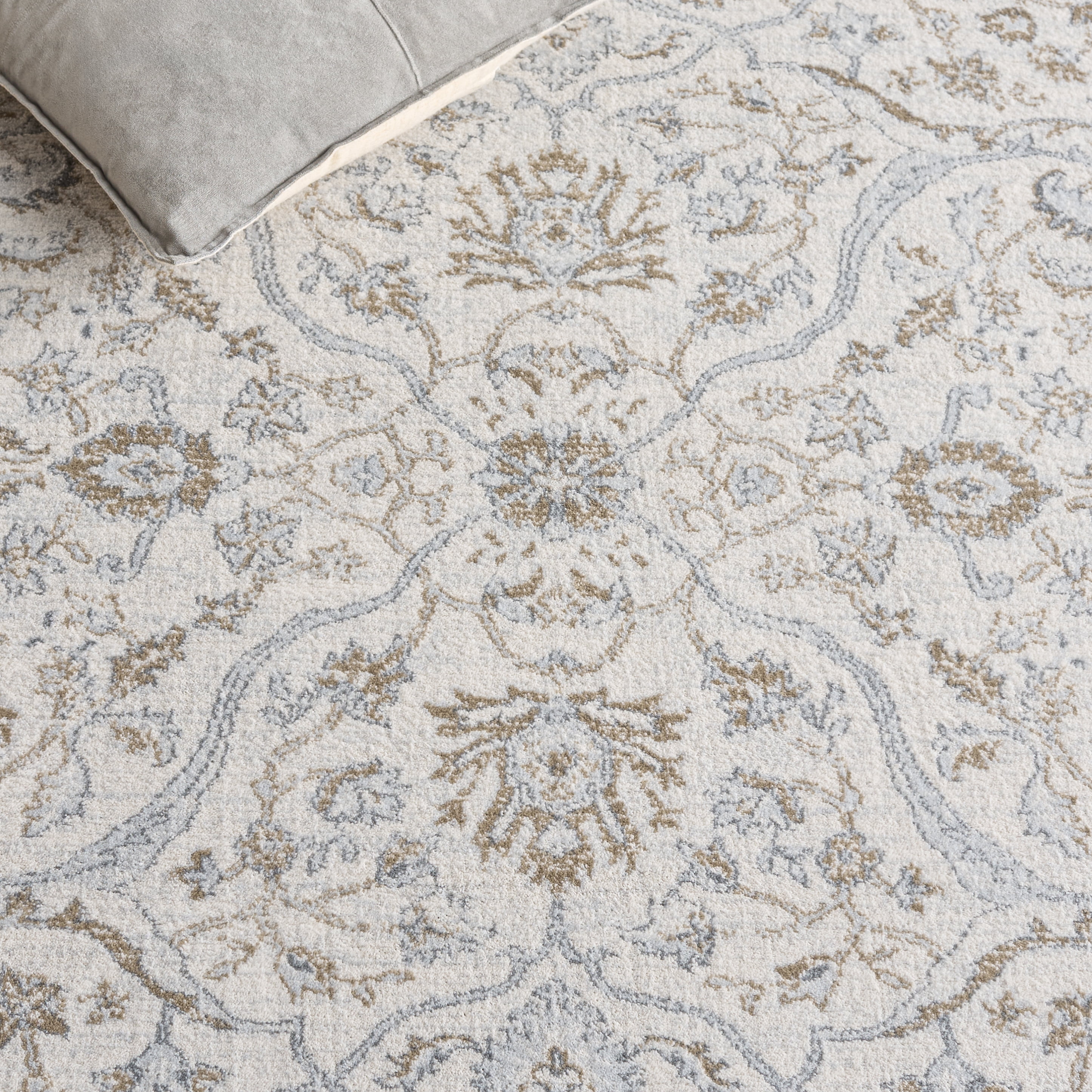 Safavieh Isabella Kuzman Oriental Area Rug, Cream/Beige, 6' x 8'