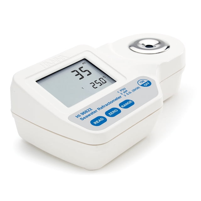 refractómetro hanna instruments hi 96822 para la salinidad en el agua de mar, vista frontal inclinada de medidor digital portátil blanco con pantalla LCD que muestra 35 y 25.0 °C, tres botones azul claro etiquetados READ ZERO RANGE, orificio circular para muestra en la esquina superior derecha y texto de modelo HI 96822 en la base; adecuado para medir salinidad en acuarios y equipos de laboratorio pequeños.