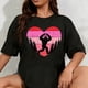 thumbnail image 1 of Camiseta de Bigfoot con Mano en Forma de Corazón para Mujer - 100% Algodón Día de San Valentín, 1 of 7