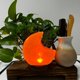 thumbnail image 4 of 1 Lámpara de Sal de la Himalaya Tallada a Mano Natural | Roca de Cristal Rosa, Base de Madera, Conexión USB, Color Cálido y Degradado de 7 Colores, 4 of 6
