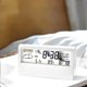 thumbnail image 5 of Crrynuo - Reloj de escritorio digital - Pantalla LCD - Con pronóstico del tiempo, termómetro y alarma - Electrónico - Funciona con pilas - Blanco, 5 of 7