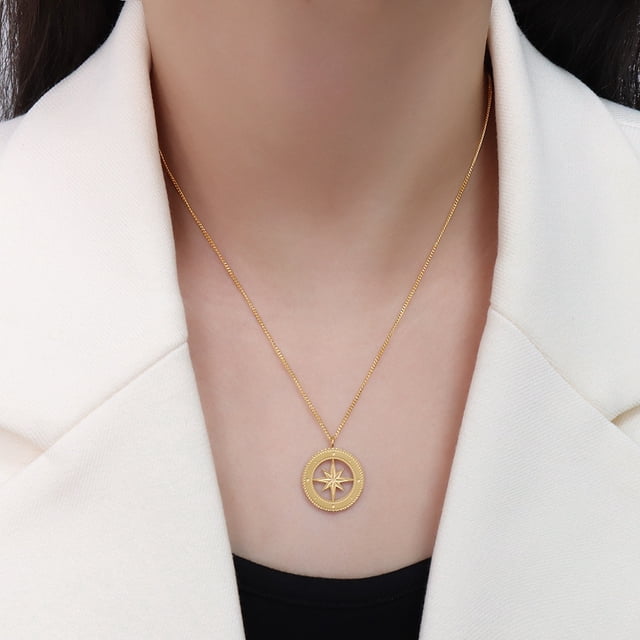 Collar retro de la suerte europeo y americano con diseño de nicho, joyería con sentido del sentido, colgante de acero de titanio y oro de 18 quilates con montura de ocho estrellas para mujer